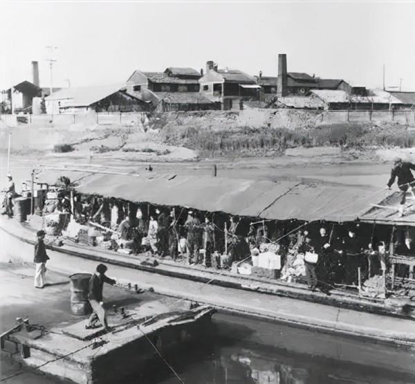 1931年周恩來在汕頭一旅館休息，牆上黃埔合影照提醒他：立即轉移