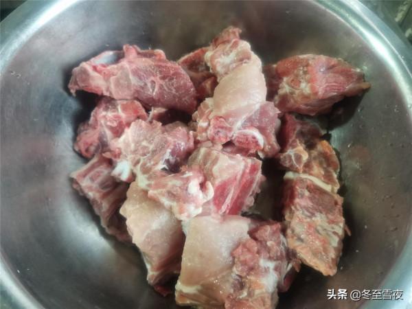冬季饞肉就吃它，同樣是骨頭，比排骨便宜，吃著有樂趣，越啃越香