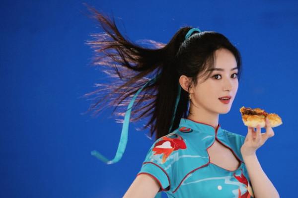 趙麗穎最新美食大片大爆火！穿國風旗袍造型封神，堪比時尚大片