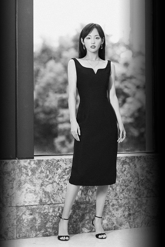 “蛇蠍美人”張嘉倪太攝人心魄，空氣劉海配黑裙，真不像30多的人