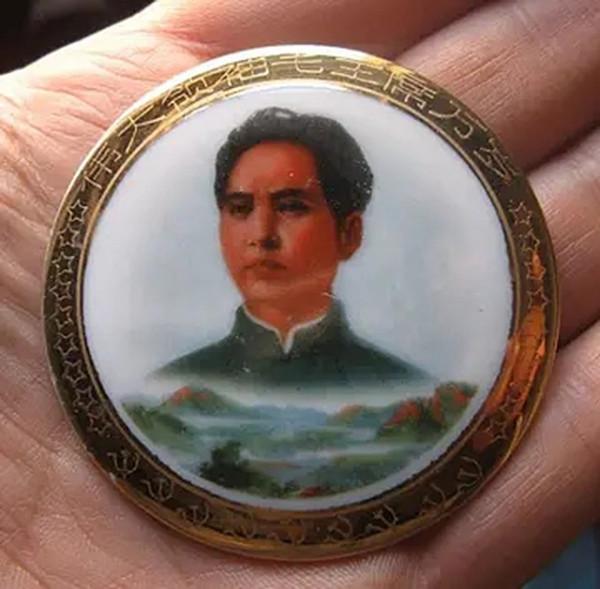 76歲老人收藏5000多枚毛主席像章，2016年開展覽館，拒絕高價收購