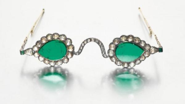 蘇富比將拍兩款古印度眼鏡，估計2255萬，鏡片為白鑽和祖母綠