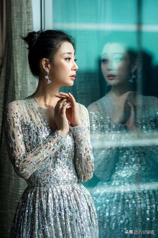 殷桃真是優雅到骨子裡了,穿V領禮服華麗高貴,扎丸子頭更顯俏皮 殷桃真是優雅到骨子裡了,穿V領禮服華麗高貴,扎丸子頭更顯俏皮