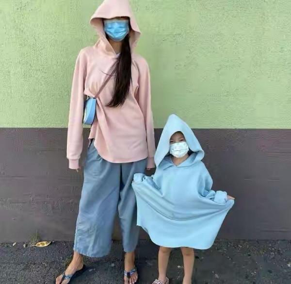 秦舒培母女同框，穿基礎款也有超模範，4歲女兒帶鑽石項鍊太搶眼