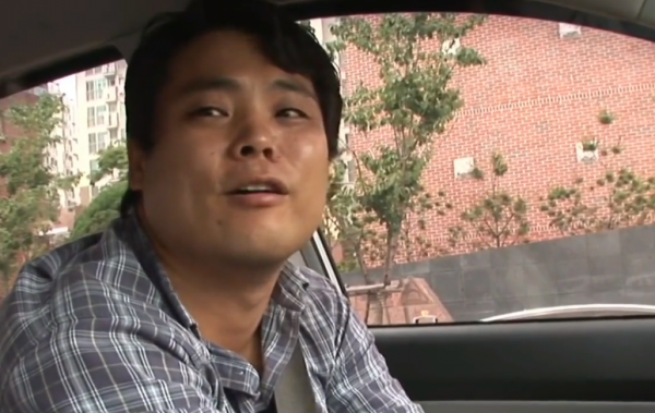 故事:韓國截癱小夥趴著開車,超車變道樣樣精通,正常老司機都佩服 故事:韓國截癱小夥趴著開車,超車變道樣樣精通,正常老司機都佩服