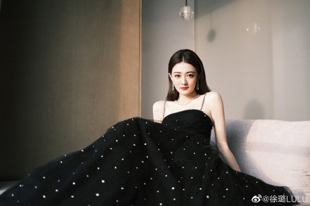 工作室曬徐璐新造型照 裙裾飛揚氛圍感滿滿