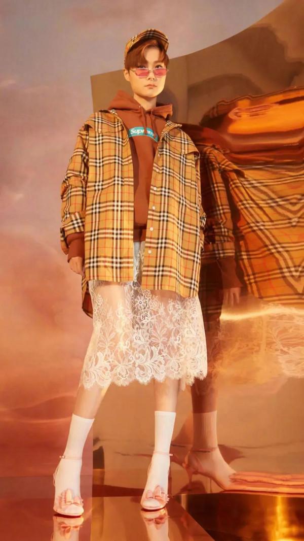 李宇春終於穿得像個女人,想不到她穿裙子氣質驚豔,早該這樣穿了 李宇春終於穿得像個女人,想不到她穿裙子氣質驚豔,早該這樣穿了