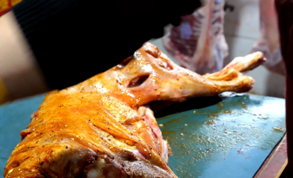 安徽大哥做美食，一隻就賣1480，店在農村生意好，來的都是有錢人