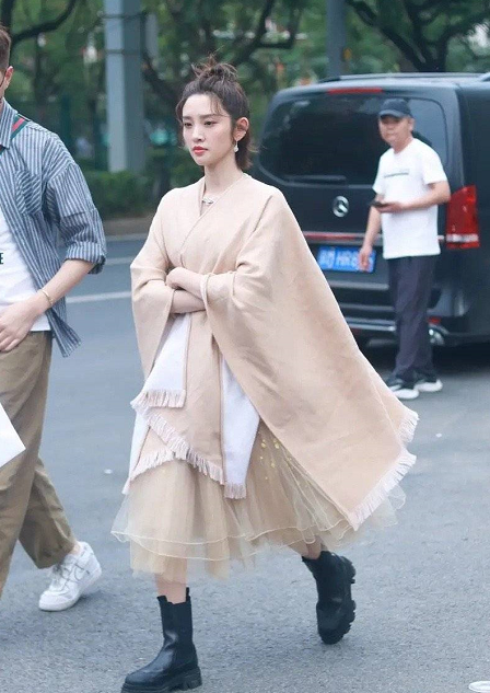 當媽的唐藝昕少女模樣不變,氣質卻越來越貴婦,披裸色披肩好優雅 當媽的唐藝昕少女模樣不變,氣質卻越來越貴婦,披裸色披肩好優雅