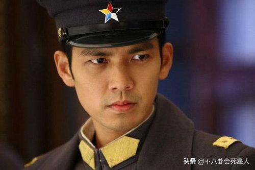 40多歲還在演偶像劇，這5位男星太自信，和女主站在一起像父女