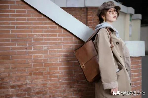 劉詩詩學生裝，配大衣高階時髦，又酷又帥氣