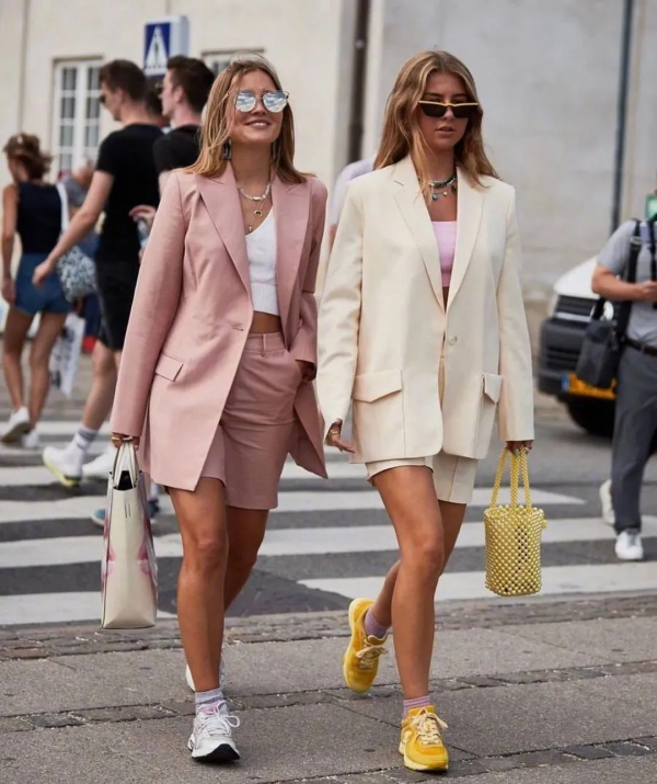 運動鞋+裙子=今秋最IN穿法,舒適又時髦 運動鞋+裙子=今秋最IN穿法,舒適又時髦