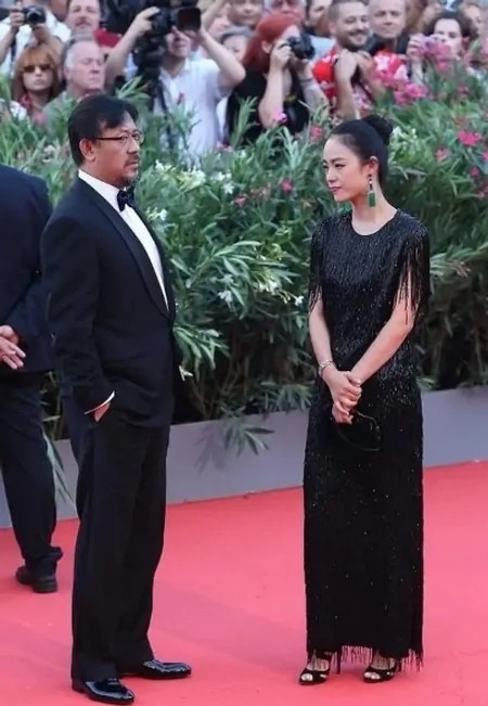 姜文的眼光真好，妻子周韻一襲黑色流蘇裙成熟優雅，氣質高階