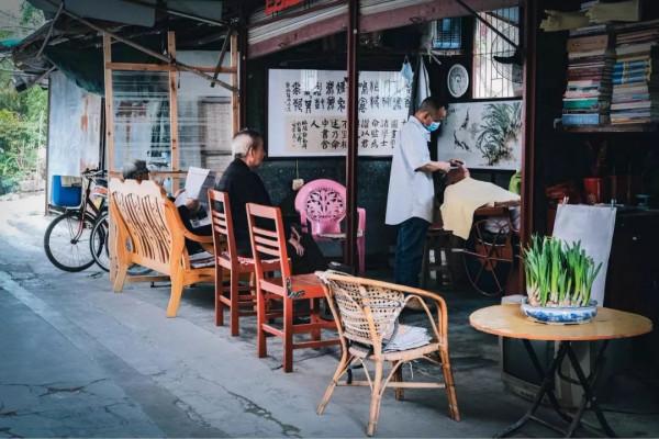 破舊市井裡，卻藏著煙火氣的院子生活