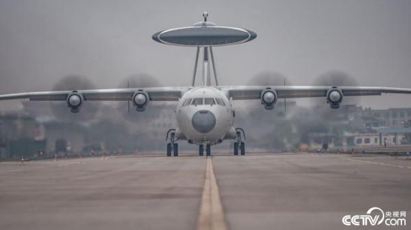 東部戰區海軍航空兵協同演練 萬里海空激戰正酣 東部戰區海軍航空兵協同演練 萬里海空激戰正酣