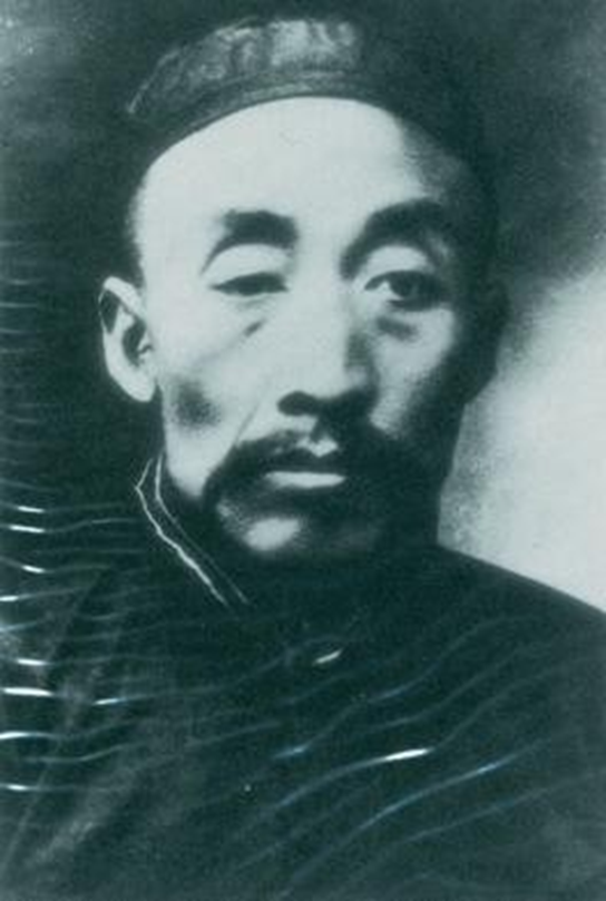 59年毛澤東回韶山，看到父母墳墓破爛不堪，他說：不要修，就這樣