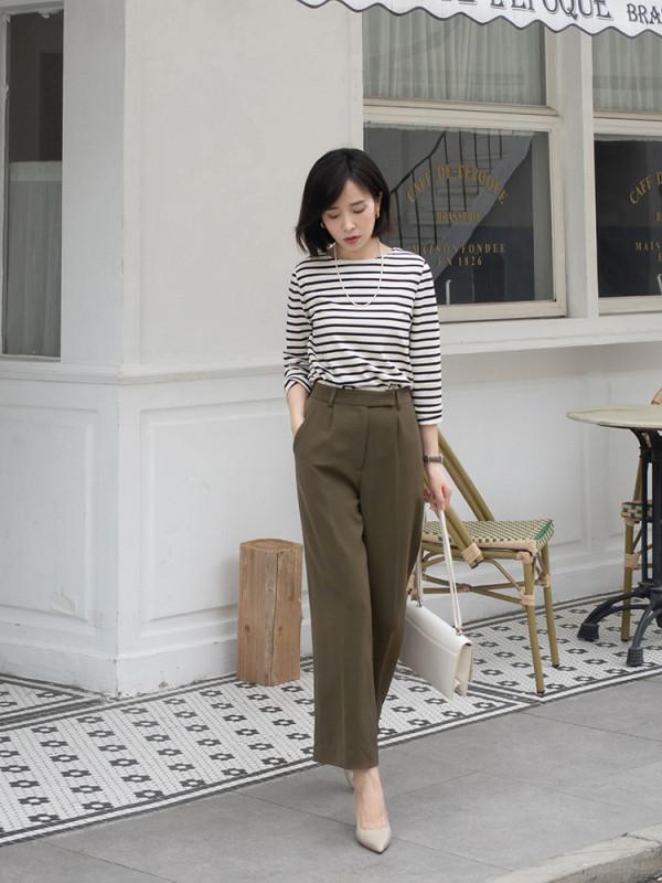 女人過了40歲，衣服建議穿簡約款，條紋衫搭牛仔褲，今年很流行