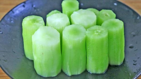 這才是萵筍最下飯的做法，不炒不煮，比肉還香，出鍋全家搶著吃