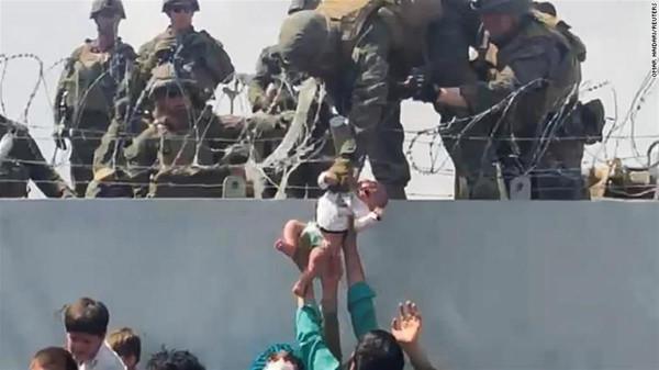 穿過鐵絲網被交給美國大兵的嬰兒，時隔5月終被找到，原來竟被美軍遺棄