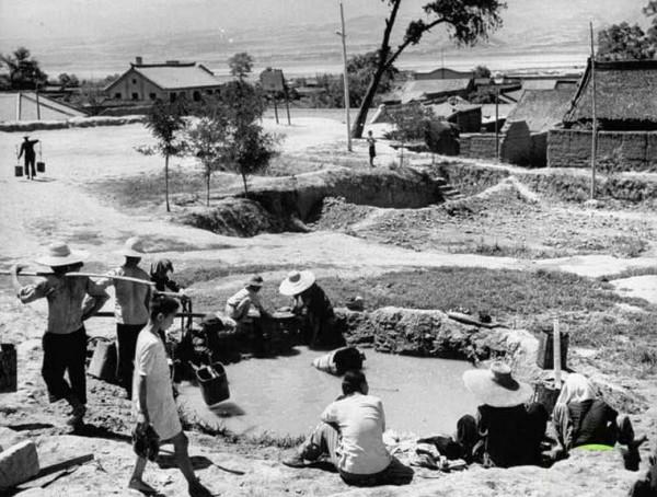 1958年,部隊領導去東北學習,看見糧倉管理員後哭喊：你居然還活著