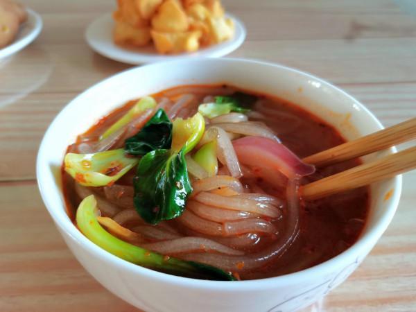 普通老百姓的餐桌，簡簡單單，花費不多，卻也吃得很香