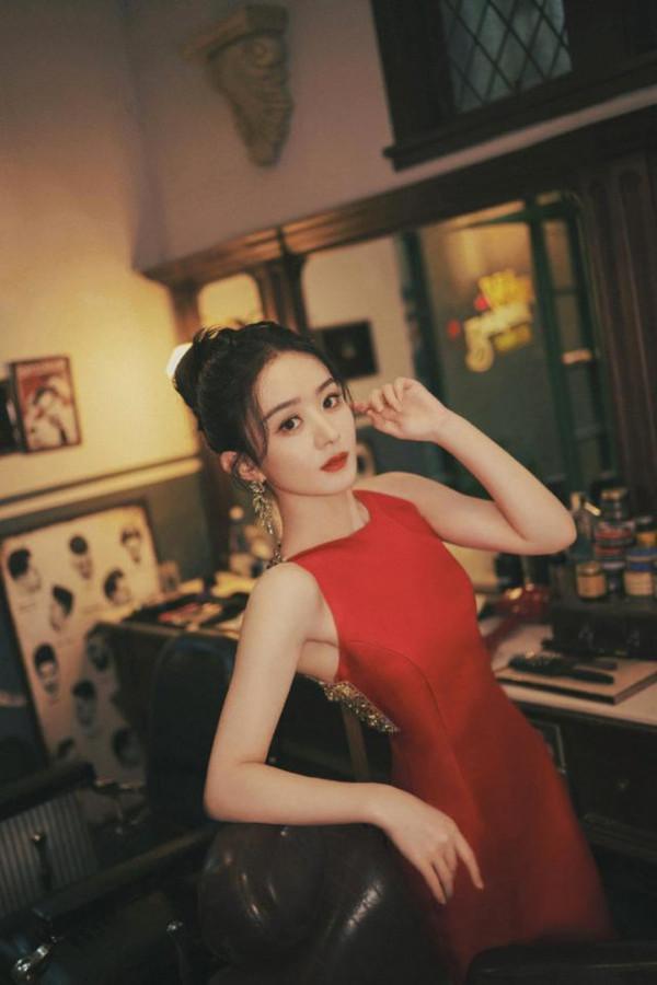 趙麗穎輕熟風造型徹底封神,穿黑裙演繹出優雅範,氣質提升就開掛 趙麗穎輕熟風造型徹底封神,穿黑裙演繹出優雅範,氣質提升就開掛