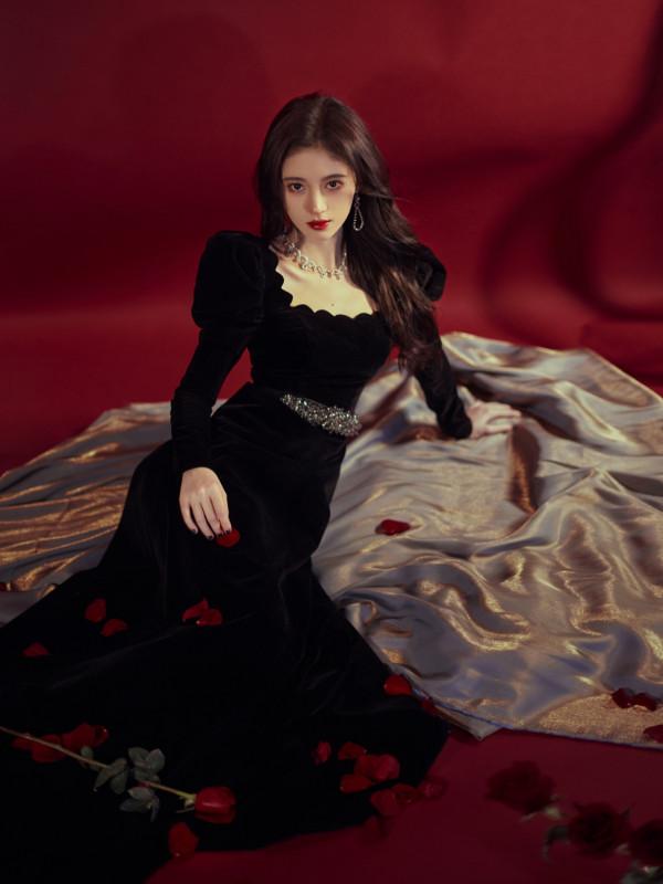 宋慧喬穿黑色坦領連衣裙看秀，卻撞上鞠婧禕，少女和熟女的區別