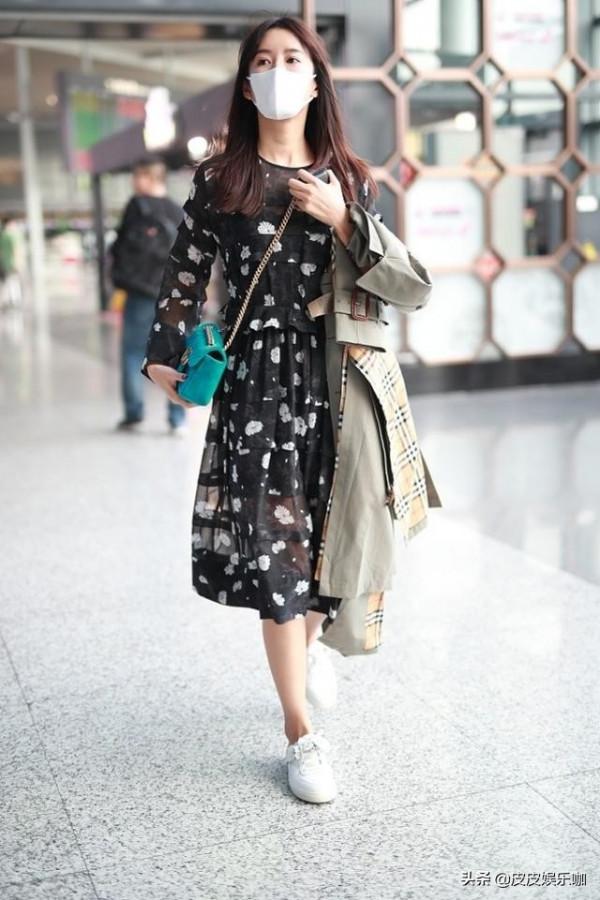 陳赫老婆顏值真高，穿碎花裙嫩得像小女生，難怪能受陳赫寵愛