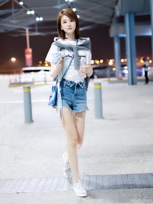 喬欣最近有點飄,穿短褲不繫扣就出門了,不僅沒尷尬反而時髦炸了 喬欣最近有點飄,穿短褲不繫扣就出門了,不僅沒尷尬反而時髦炸了
