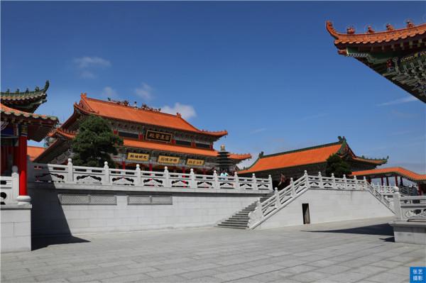 國內第一所海邊懸崖寺廟，三面環海景色極佳，被譽為陽江小故宮