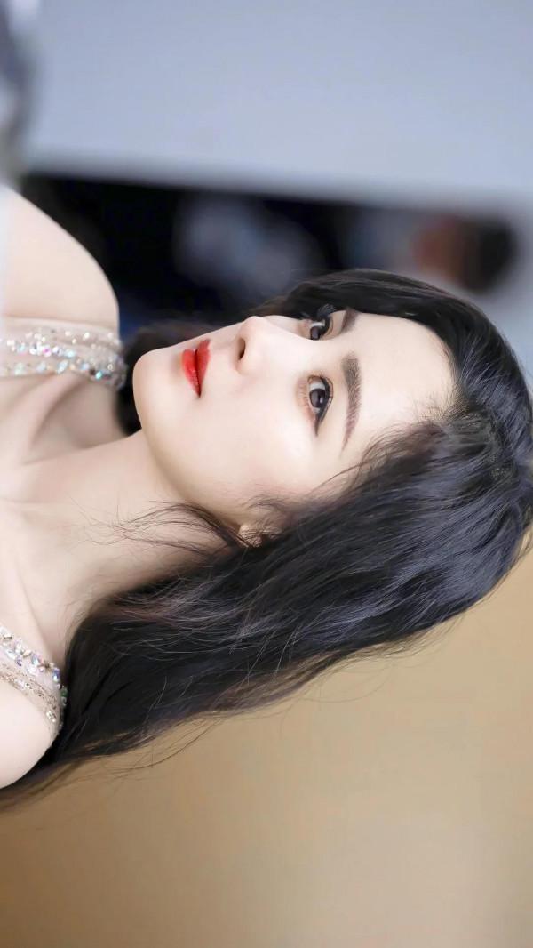 楊冪身穿粉色露背連衣裙，美麗的背部一覽無餘，彰顯青春活力