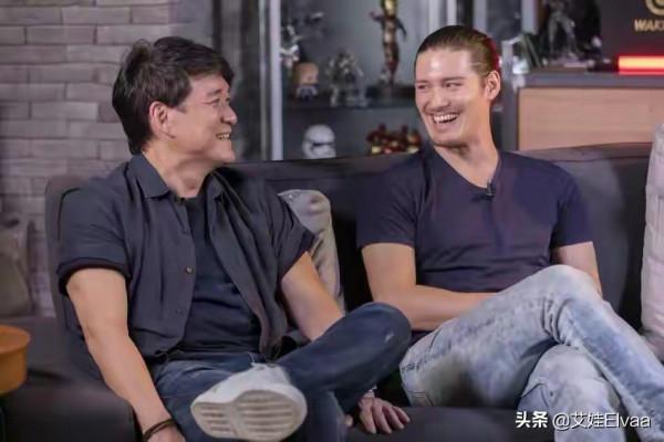 周華健兒子出道當主持,穿西裝留鬍鬚不像90後,比61歲老爸還滄桑 周華健兒子出道當主持,穿西裝留鬍鬚不像90後,比61歲老爸還滄桑