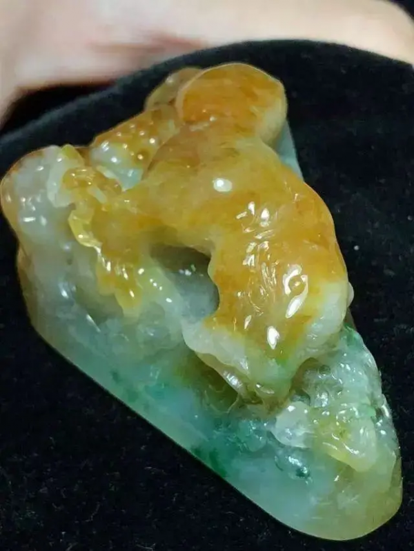 五萬元 拿下的大馬坎翡翠原石,成品堪稱珍品 五萬元 拿下的大馬坎翡翠原石,成品堪稱珍品