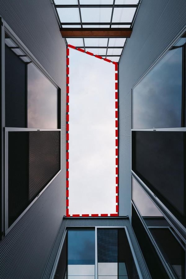 日本的一戶建也是模仿國內的天井房，屋頂留空，在國內早封起來了