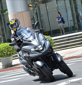 試駕雅馬哈YAMAHA Tricity300!超前部署安全性的三足巨獸 試駕雅馬哈YAMAHA Tricity300!超前部署安全性的三足巨獸