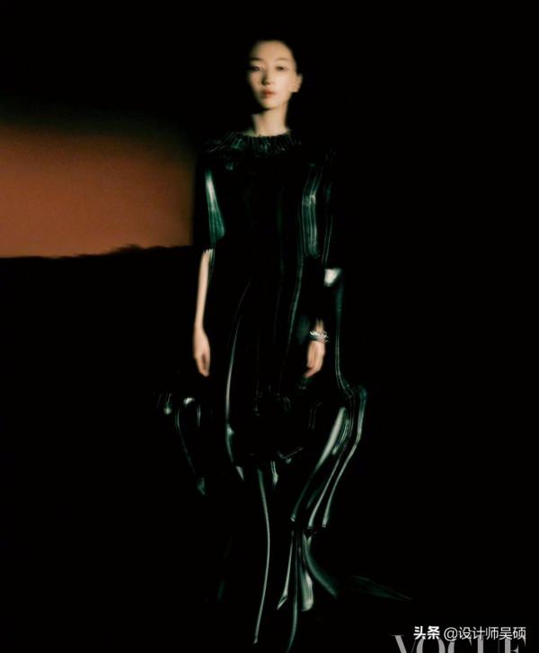 周冬雨短髮配上大背頭 眼神高傲颯氣十足