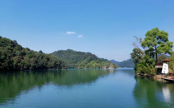 贛州一湖泊是西湖的四倍多,雖不是天然湖泊景色卻甚美,遊客很少 贛州一湖泊是西湖的四倍多,雖不是天然湖泊景色卻甚美,遊客很少