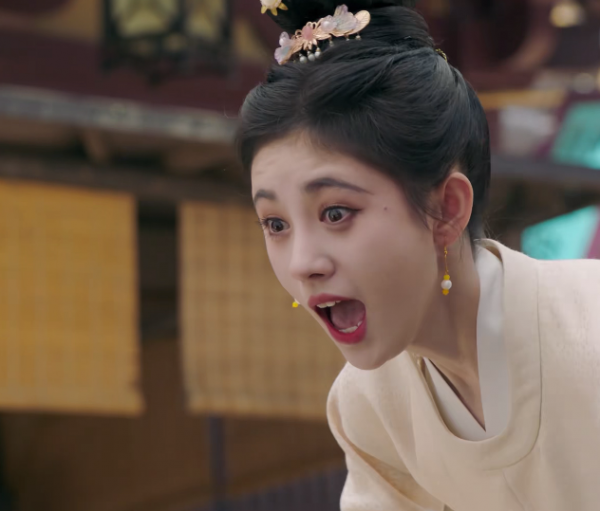 鞠婧禕新劇現騷操作！馬戴美瞳畫眼線，這女演員衣服裡露出個啥？