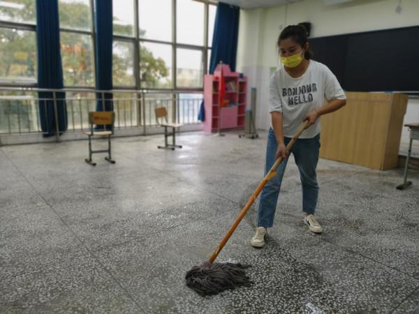 全體教師齊動手 打掃衛生迎開學 全體教師齊動手 打掃衛生迎開學