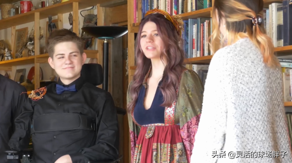 美國19歲小夥被叉車碾壓下半身截肢，女友不離不棄依然選擇嫁給他