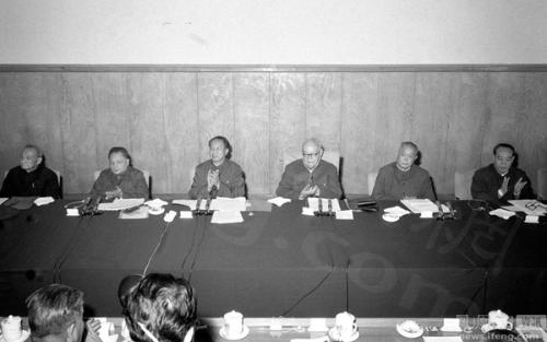 1976年周總理去世，鄧小平含淚下達3條命令，葉劍英指示即刻執行