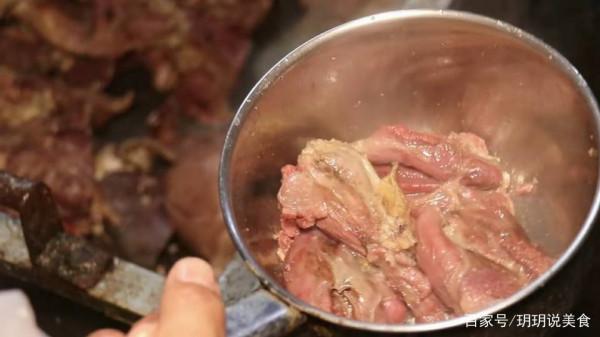 河南四兄弟合夥賣小吃，30年沒分家一天賣40只，過年要賣200只