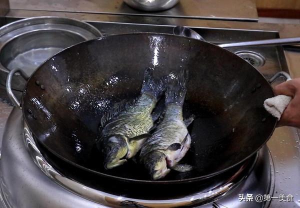鯽魚燉豆腐的最佳做法,看廚師長如何製作,湯汁奶白,味道極鮮 鯽魚燉豆腐的最佳做法,看廚師長如何製作,湯汁奶白,味道極鮮