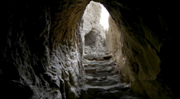 1984年，西藏牧民為找牛誤入龐大古城，被滿地骷髏嚇得轉身就跑