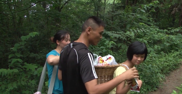 懸崖上的村莊：萬丈懸崖上村民靠一根鐵索出行，坐上去腳都發抖