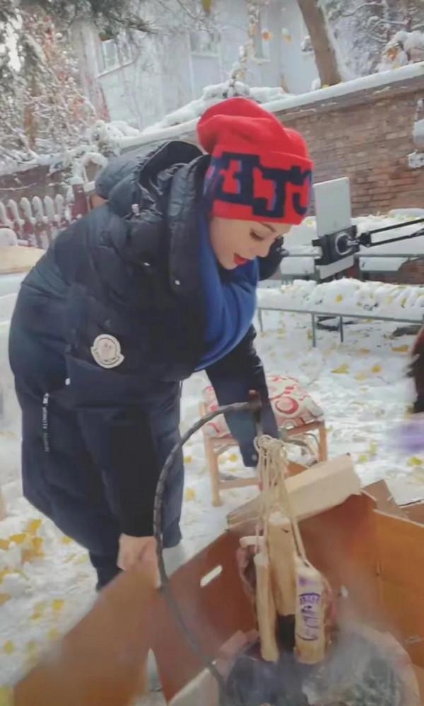 50歲的“大玉兒”寧靜冒雪直播，凍得鼻涕直流