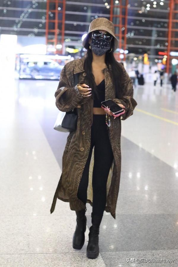 吉克雋逸身穿印花風衣搭緊身褲時尚大氣，獨自走在機場範兒十足