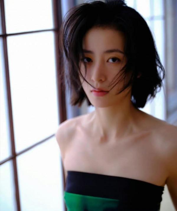 周雨彤利落短髮，眼神幽怨，眼睛裡全是故事，心裡也藏著無限柔情