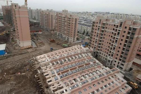 知名“殺人建築”，燒掉百億，還要人命，網友：甲方的智商有大坑