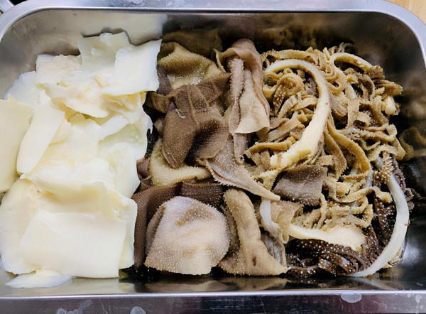 同學請客吃飯，清水火鍋吃著真解饞，有朋友說：下次還是去飯店吧